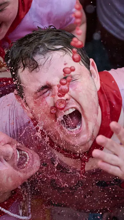 Miles de personas disfrutan del Chupinazo de San Ferm&iacute;n 2026. PABLO LASAOSA