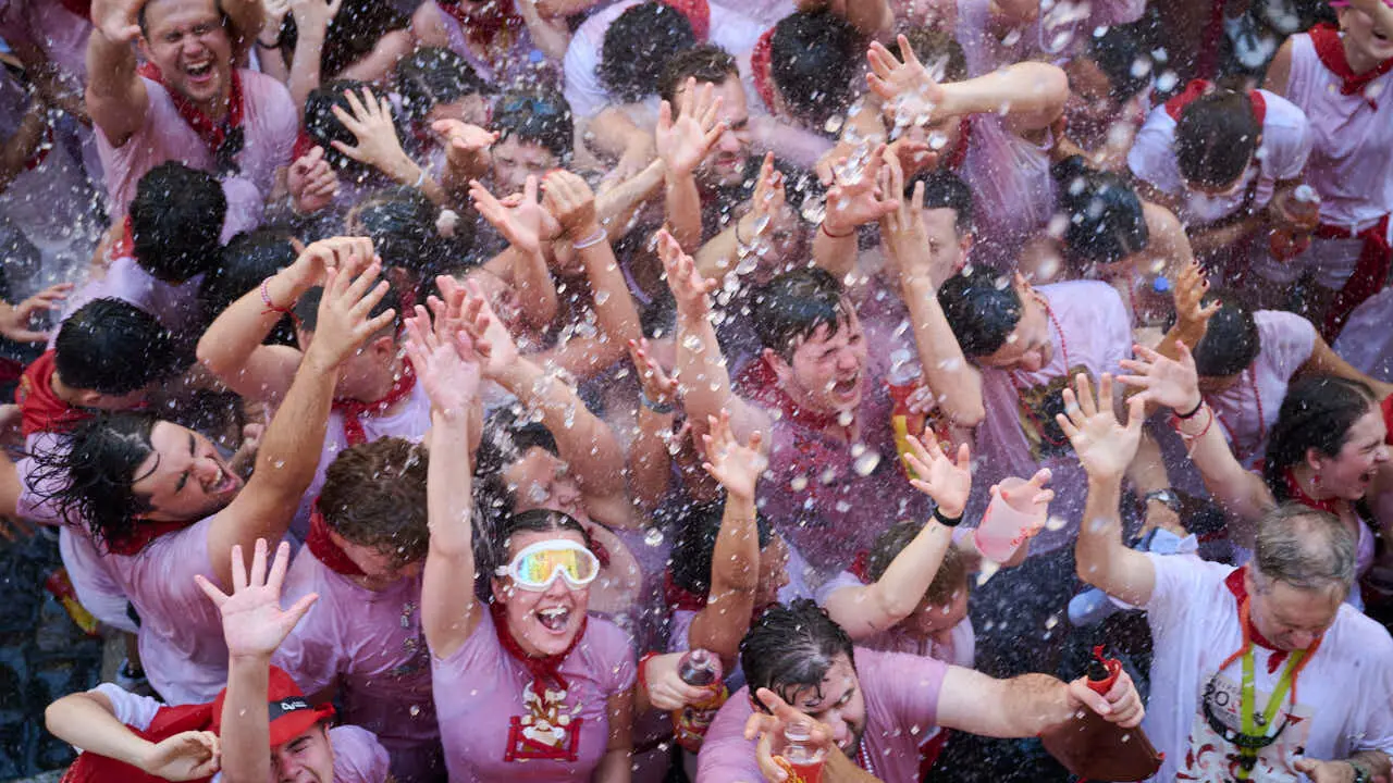 Miles de personas disfrutan del Chupinazo de San Ferm&iacute;n 2026. PABLO LASAOSA