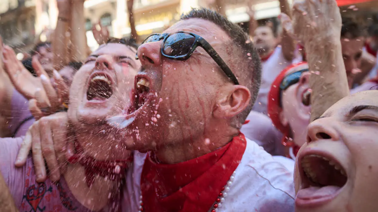 Miles de personas disfrutan del Chupinazo de San Ferm&iacute;n 2026. PABLO LASAOSA