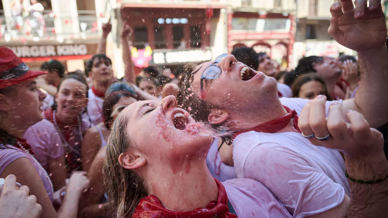 Miles de personas disfrutan del Chupinazo de San Ferm&iacute;n 2026. PABLO LASAOSA
