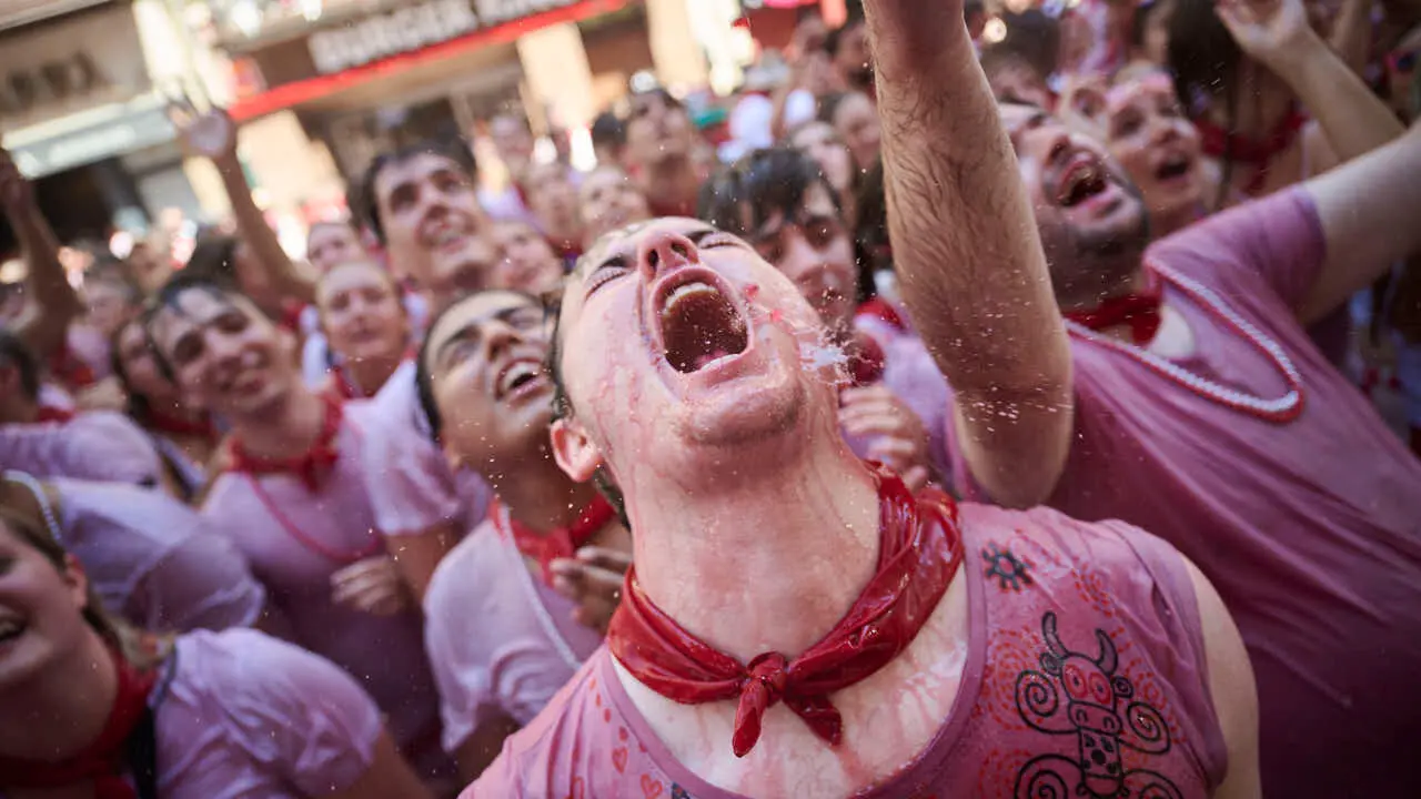 Miles de personas disfrutan del Chupinazo de San Ferm&iacute;n 2026. PABLO LASAOSA