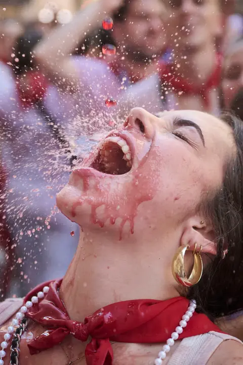 Miles de personas disfrutan del Chupinazo de San Ferm&iacute;n 2026. PABLO LASAOSA