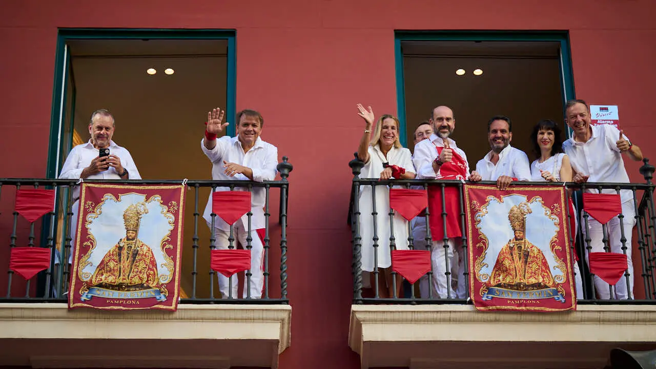 Miles de personas disfrutan del Chupinazo de San Ferm&iacute;n 2026. PABLO LASAOSA