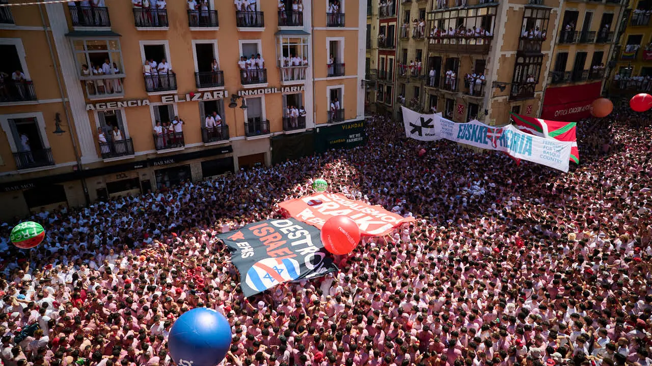Miles de personas disfrutan del Chupinazo de San Ferm&iacute;n 2026. PABLO LASAOSA