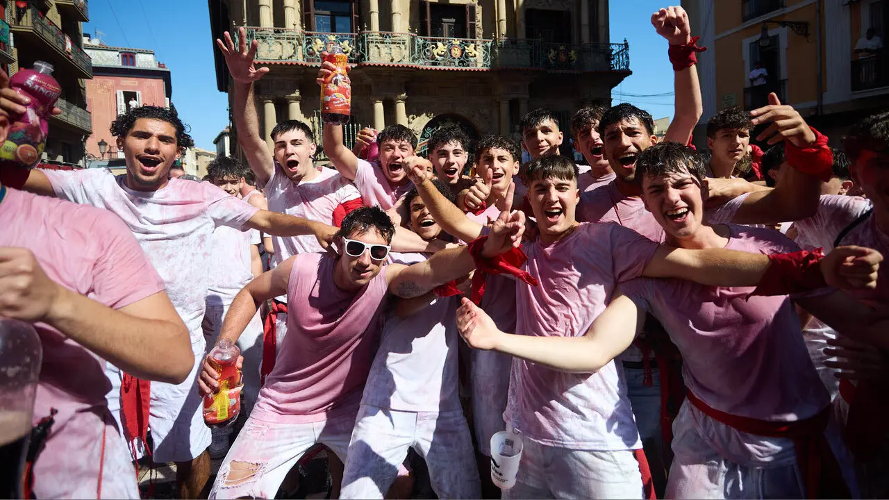 Miles de personas celebran el Chupinazo en la Plaza del Ayuntamiento de Pamplona, con el que se da inicio a las Fiestas de San Ferm&iacute;n 2026. I&Ntilde;IGO ALZUGARAY