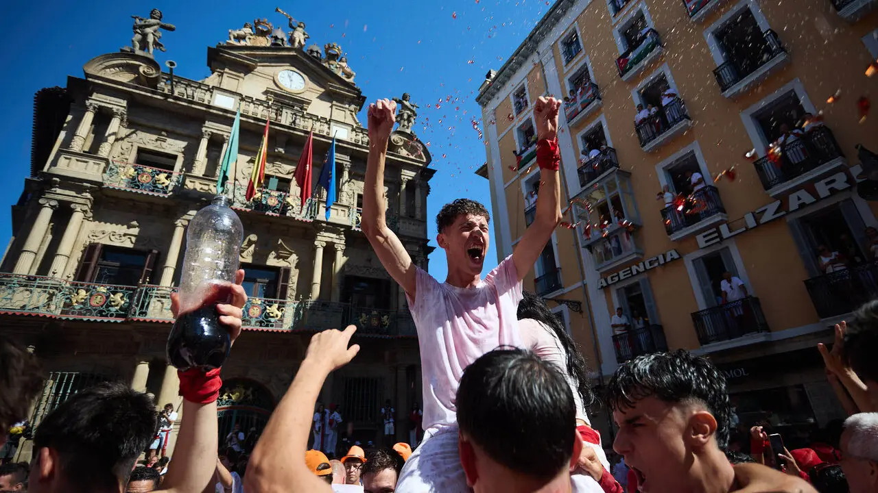 Miles de personas celebran el Chupinazo en la Plaza del Ayuntamiento de Pamplona, con el que se da inicio a las Fiestas de San Ferm&iacute;n 2026. I&Ntilde;IGO ALZUGARAY