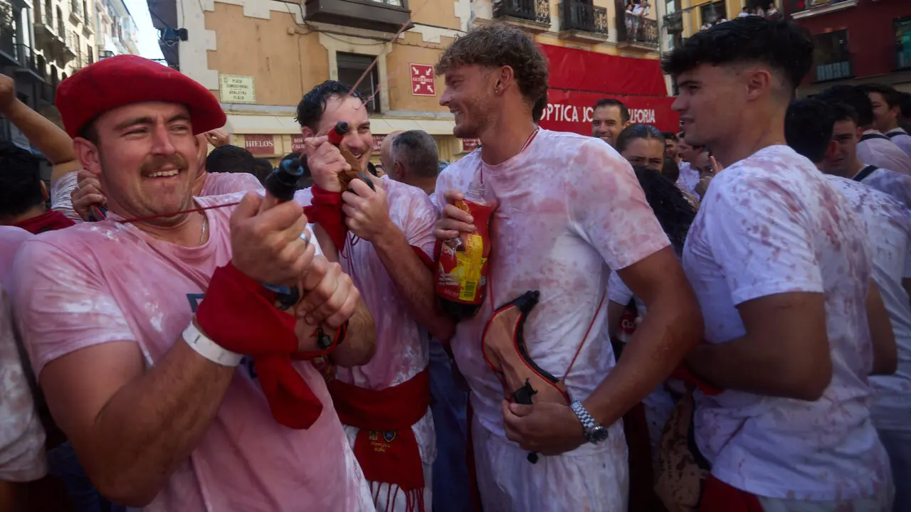 Miles de personas celebran el Chupinazo en la Plaza del Ayuntamiento de Pamplona, con el que se da inicio a las Fiestas de San Ferm&iacute;n 2026. I&Ntilde;IGO ALZUGARAY