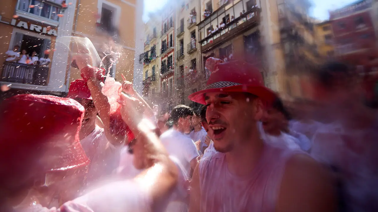Miles de personas celebran el Chupinazo en la Plaza del Ayuntamiento de Pamplona, con el que se da inicio a las Fiestas de San Ferm&iacute;n 2026. I&Ntilde;IGO ALZUGARAY