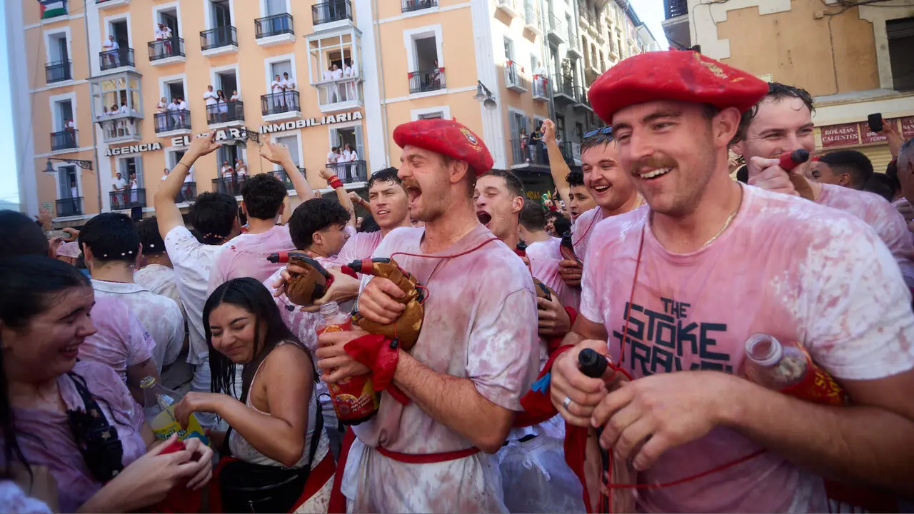Miles de personas celebran el Chupinazo en la Plaza del Ayuntamiento de Pamplona, con el que se da inicio a las Fiestas de San Ferm&iacute;n 2026. I&Ntilde;IGO ALZUGARAY