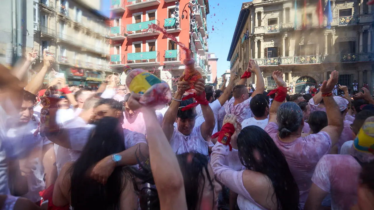 Miles de personas celebran el Chupinazo en la Plaza del Ayuntamiento de Pamplona, con el que se da inicio a las Fiestas de San Ferm&iacute;n 2026. I&Ntilde;IGO ALZUGARAY