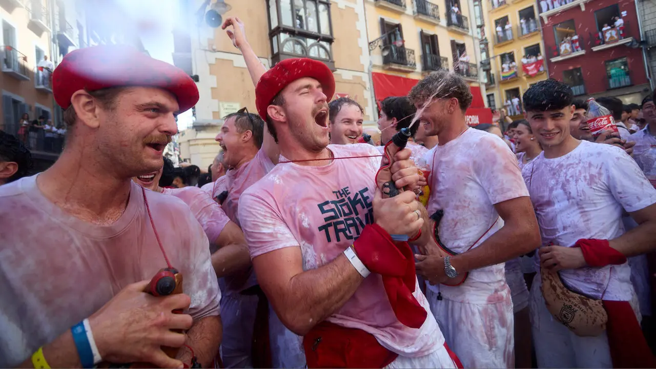 Miles de personas celebran el Chupinazo en la Plaza del Ayuntamiento de Pamplona, con el que se da inicio a las Fiestas de San Ferm&iacute;n 2026. I&Ntilde;IGO ALZUGARAY