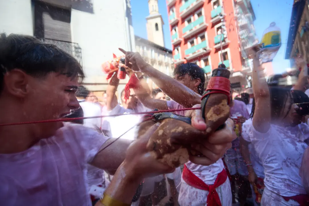 Miles de personas celebran el Chupinazo en la Plaza del Ayuntamiento de Pamplona, con el que se da inicio a las Fiestas de San Ferm&iacute;n 2026. I&Ntilde;IGO ALZUGARAY