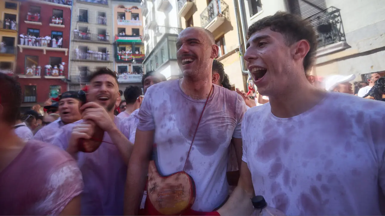 Miles de personas celebran el Chupinazo en la Plaza del Ayuntamiento de Pamplona, con el que se da inicio a las Fiestas de San Ferm&iacute;n 2026. I&Ntilde;IGO ALZUGARAY