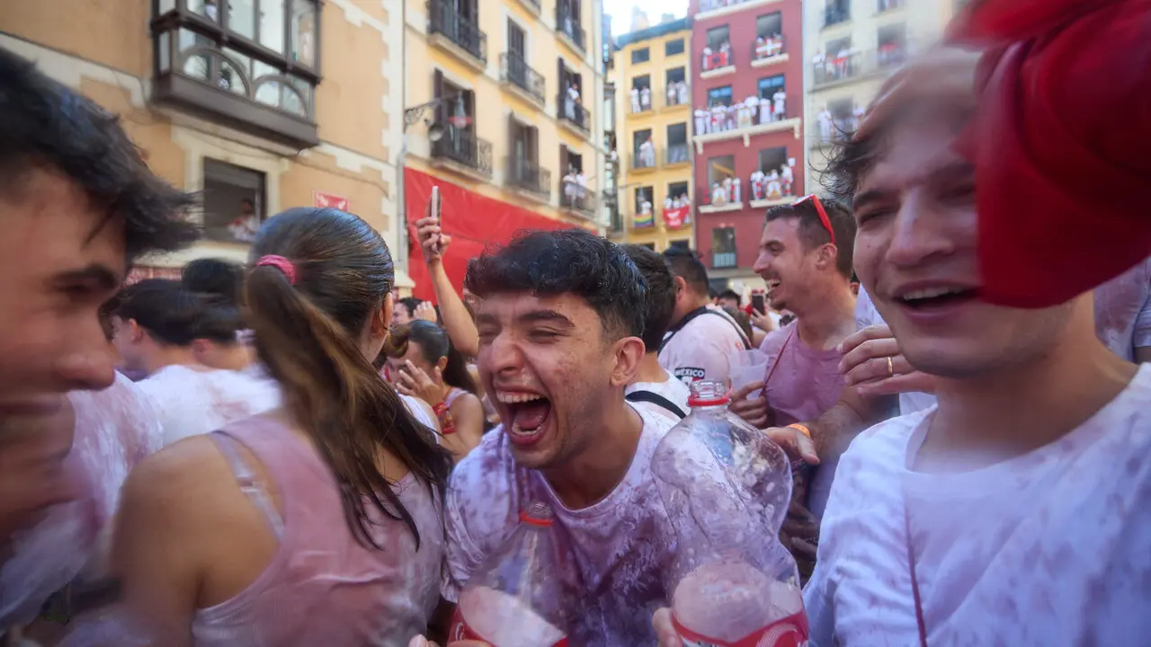 Miles de personas celebran el Chupinazo en la Plaza del Ayuntamiento de Pamplona, con el que se da inicio a las Fiestas de San Ferm&iacute;n 2026. I&Ntilde;IGO ALZUGARAY