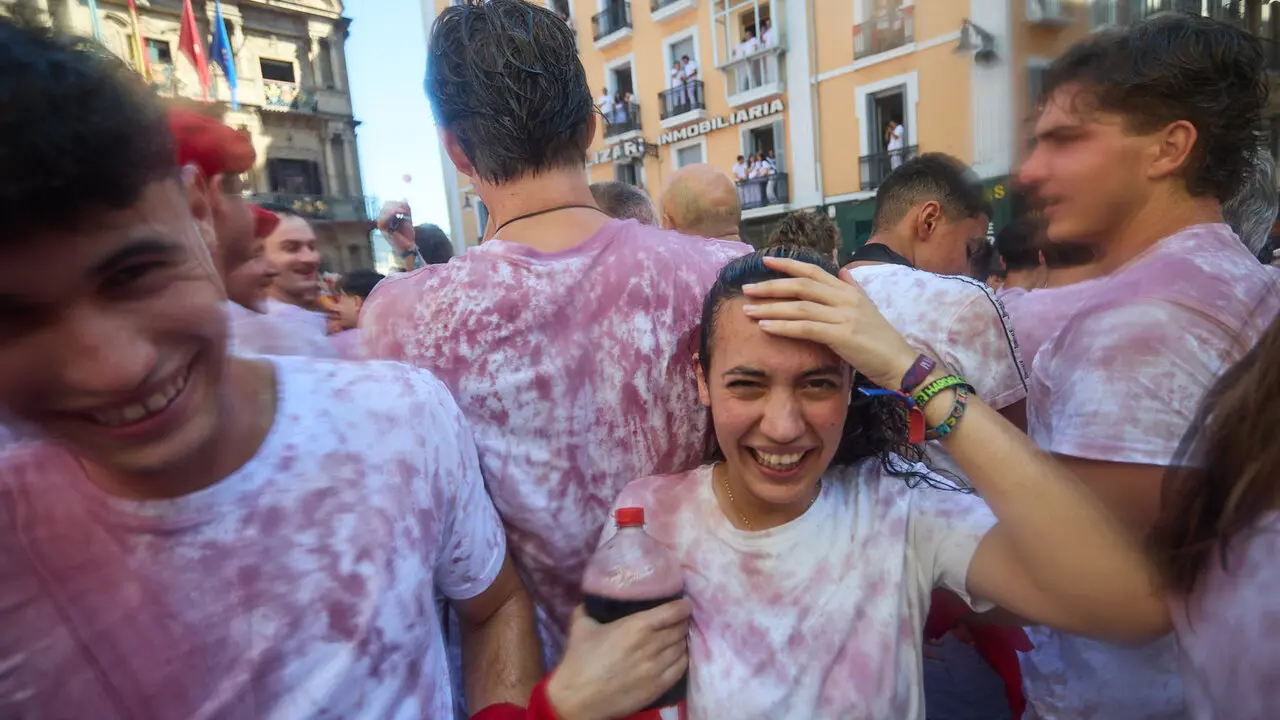 Miles de personas celebran el Chupinazo en la Plaza del Ayuntamiento de Pamplona, con el que se da inicio a las Fiestas de San Ferm&iacute;n 2026. I&Ntilde;IGO ALZUGARAY
