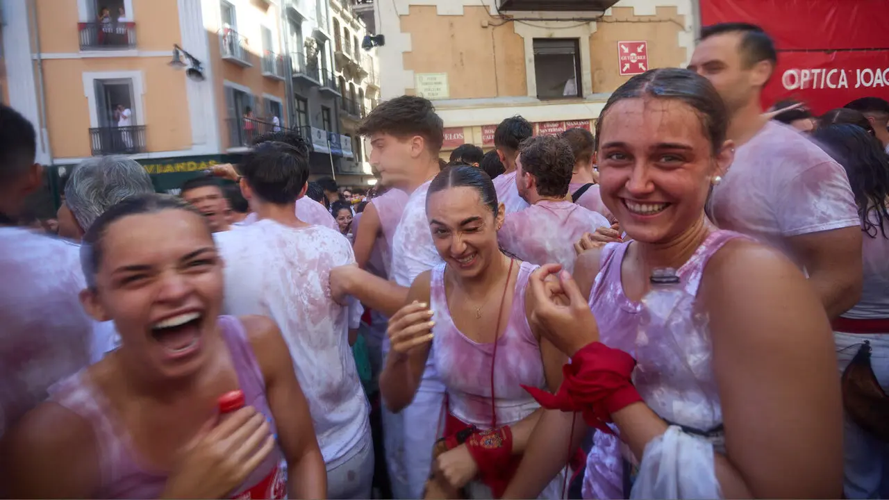Miles de personas celebran el Chupinazo en la Plaza del Ayuntamiento de Pamplona, con el que se da inicio a las Fiestas de San Ferm&iacute;n 2026. I&Ntilde;IGO ALZUGARAY