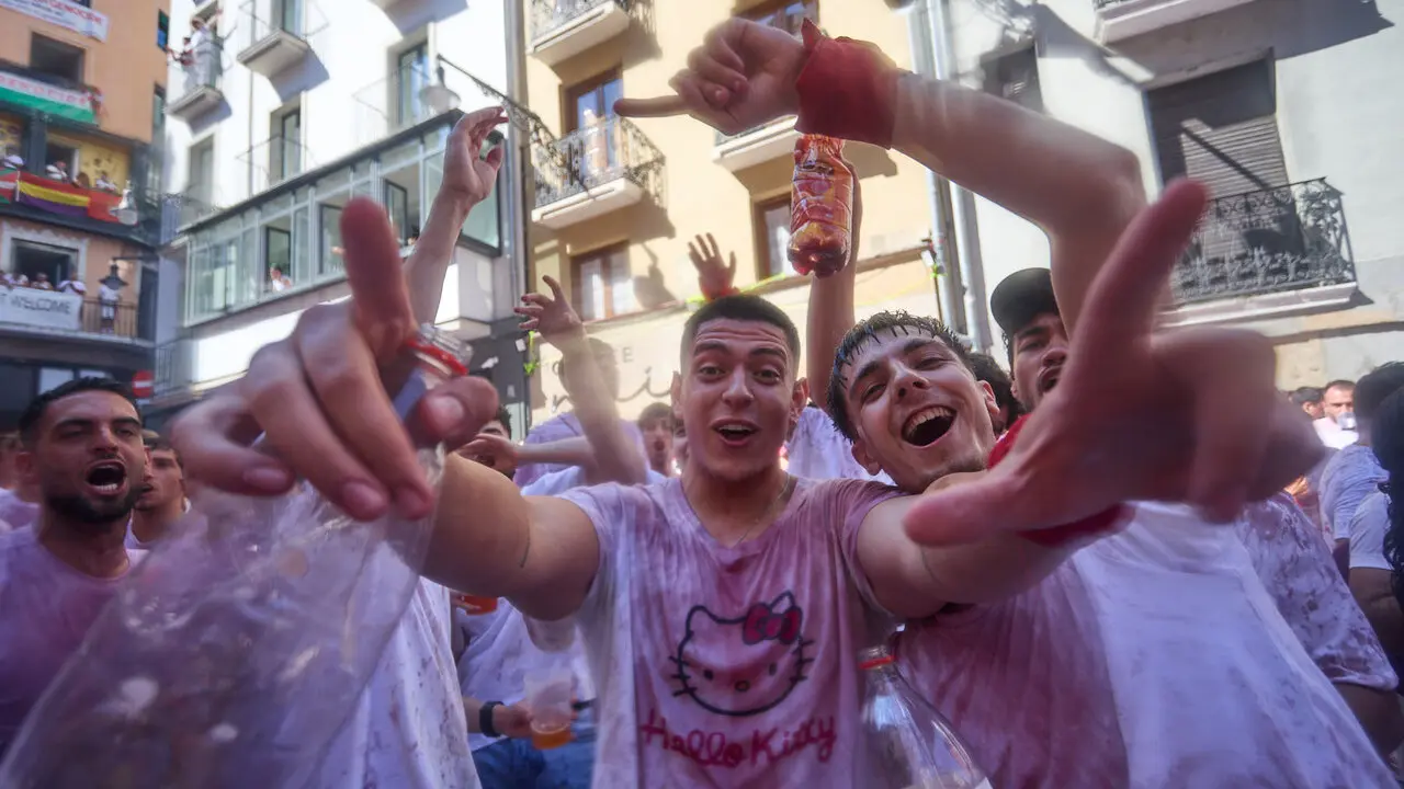 Miles de personas celebran el Chupinazo en la Plaza del Ayuntamiento de Pamplona, con el que se da inicio a las Fiestas de San Ferm&iacute;n 2026. I&Ntilde;IGO ALZUGARAY