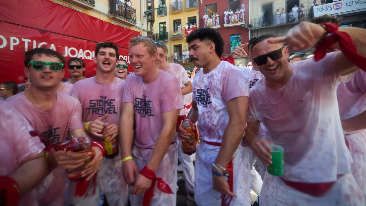 Miles de personas celebran el Chupinazo en la Plaza del Ayuntamiento de Pamplona, con el que se da inicio a las Fiestas de San Ferm&iacute;n 2026. I&Ntilde;IGO ALZUGARAY