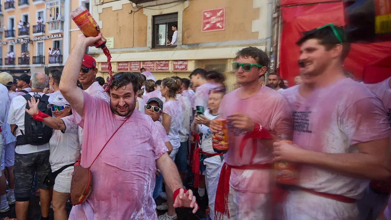 Miles de personas celebran el Chupinazo en la Plaza del Ayuntamiento de Pamplona, con el que se da inicio a las Fiestas de San Ferm&iacute;n 2026. I&Ntilde;IGO ALZUGARAY