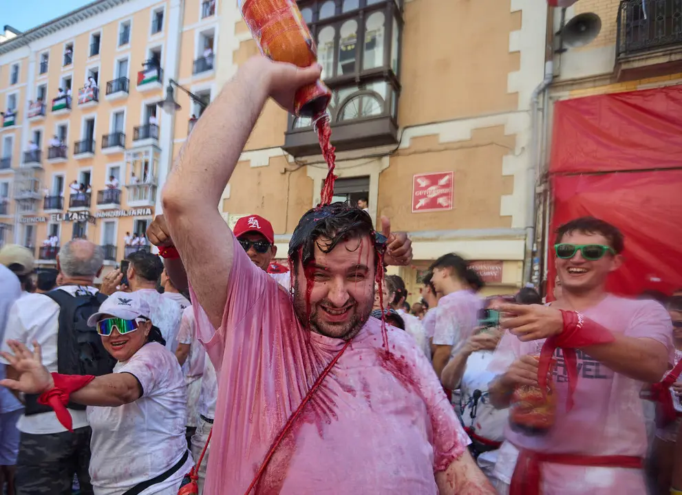 Miles de personas celebran el Chupinazo en la Plaza del Ayuntamiento de Pamplona, con el que se da inicio a las Fiestas de San Ferm&iacute;n 2026. I&Ntilde;IGO ALZUGARAY