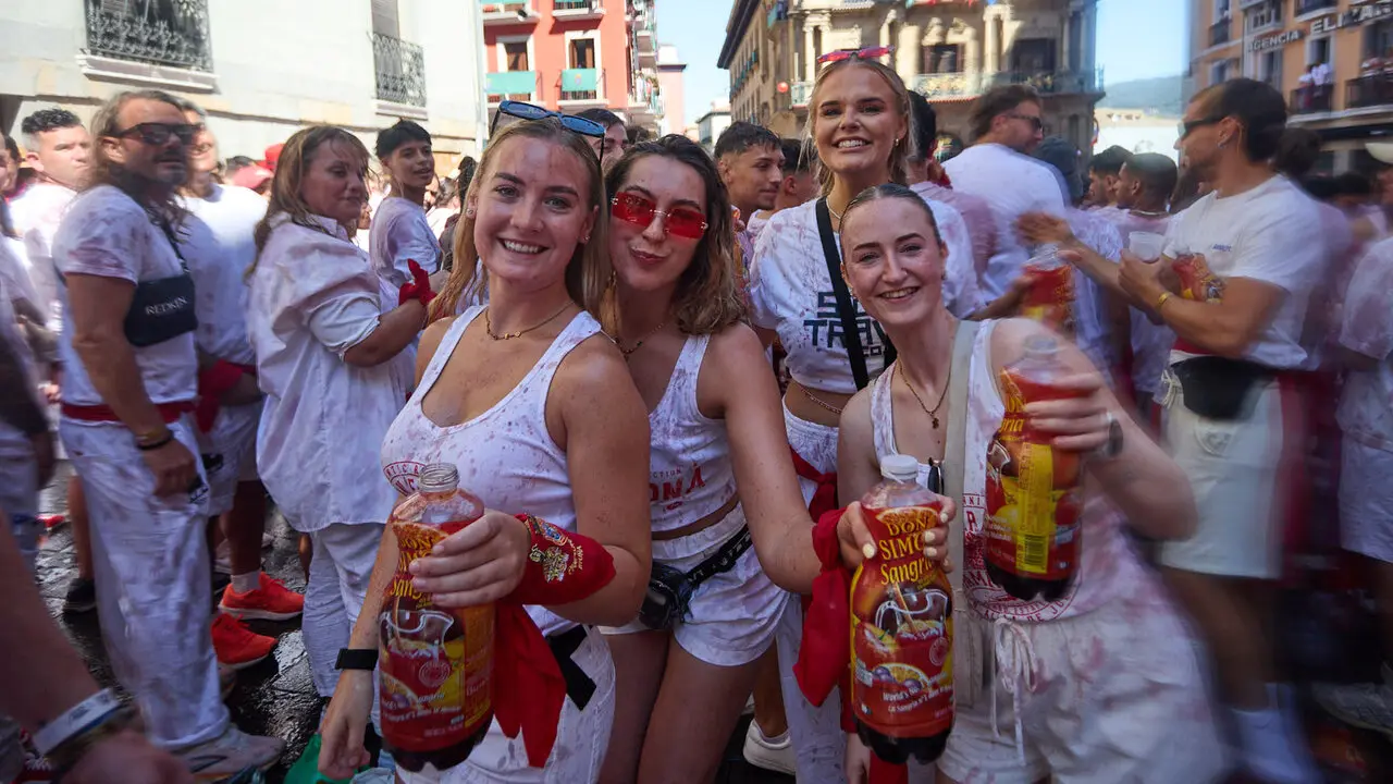 Miles de personas celebran el Chupinazo en la Plaza del Ayuntamiento de Pamplona, con el que se da inicio a las Fiestas de San Ferm&iacute;n 2026. I&Ntilde;IGO ALZUGARAY