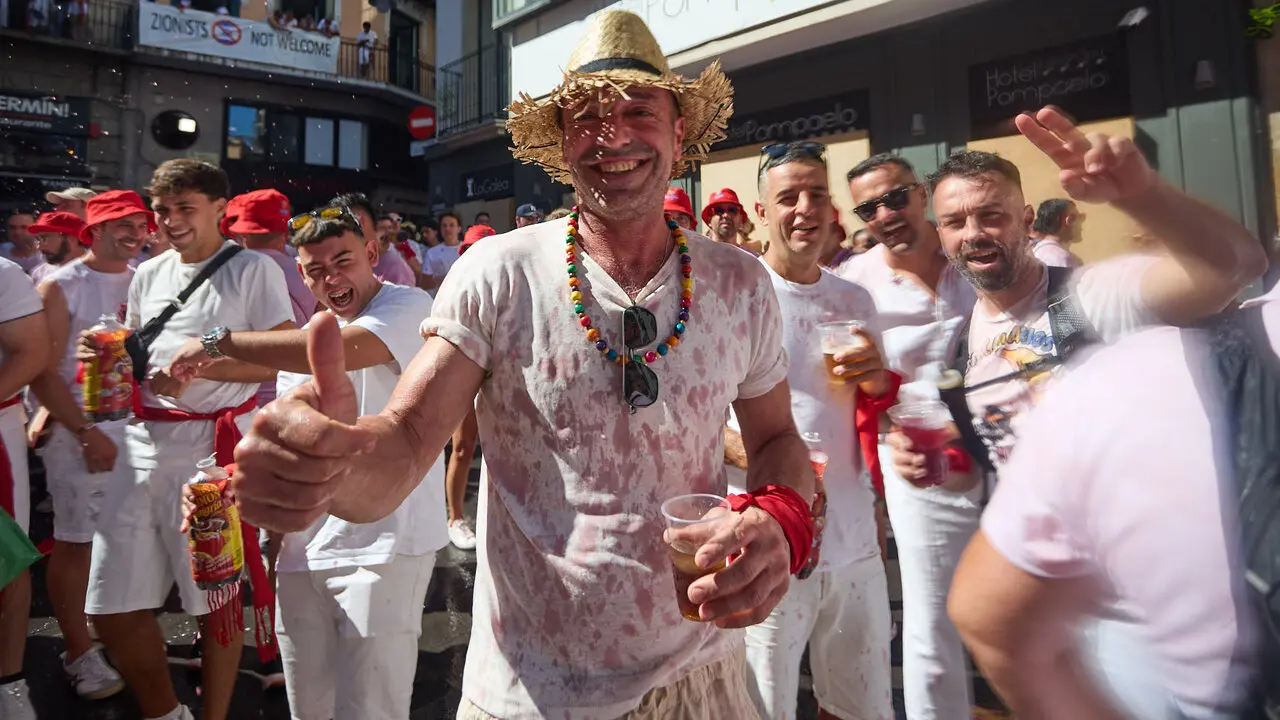 Miles de personas celebran el Chupinazo en la Plaza del Ayuntamiento de Pamplona, con el que se da inicio a las Fiestas de San Ferm&iacute;n 2026. I&Ntilde;IGO ALZUGARAY