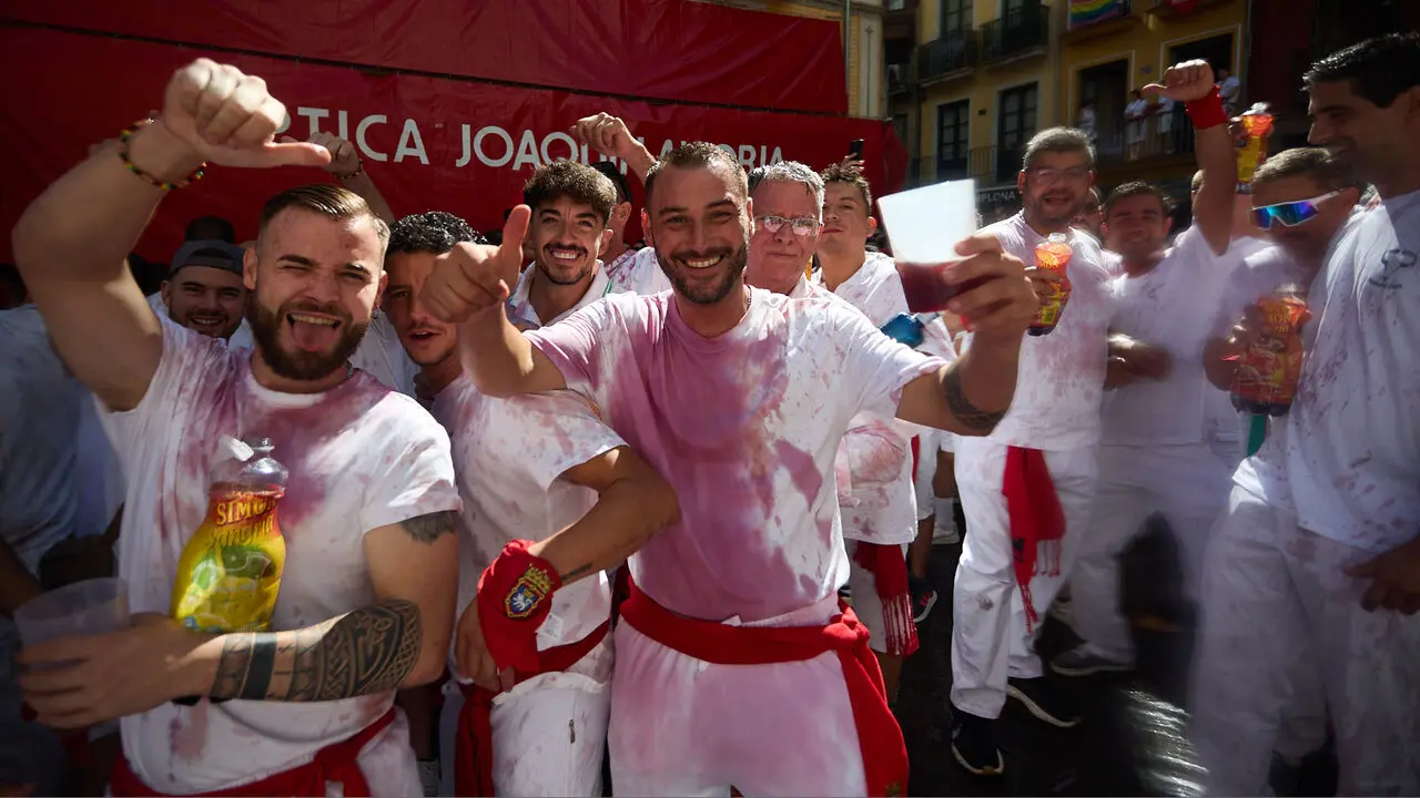 Miles de personas celebran el Chupinazo en la Plaza del Ayuntamiento de Pamplona, con el que se da inicio a las Fiestas de San Ferm&iacute;n 2026. I&Ntilde;IGO ALZUGARAY