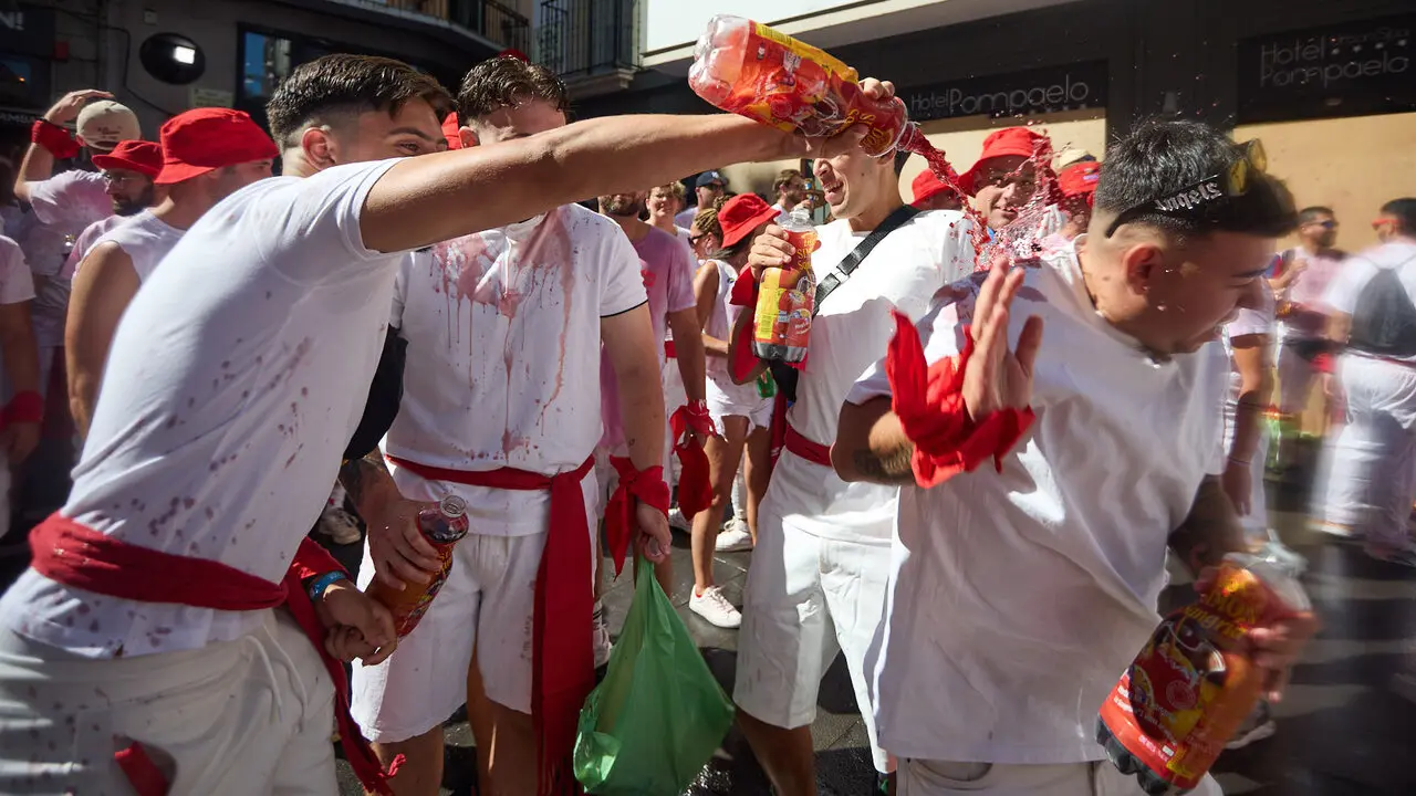 Miles de personas celebran el Chupinazo en la Plaza del Ayuntamiento de Pamplona, con el que se da inicio a las Fiestas de San Ferm&iacute;n 2026. I&Ntilde;IGO ALZUGARAY