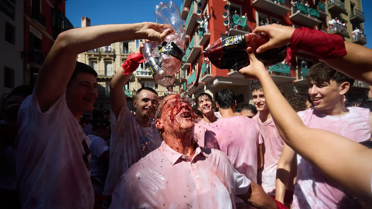 Miles de personas celebran el Chupinazo en la Plaza del Ayuntamiento de Pamplona, con el que se da inicio a las Fiestas de San Ferm&iacute;n 2026. I&Ntilde;IGO ALZUGARAY