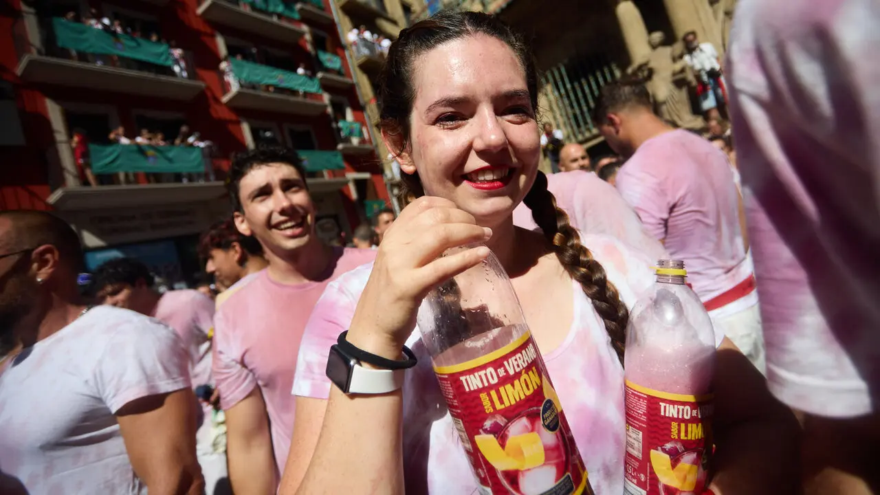 Miles de personas celebran el Chupinazo en la Plaza del Ayuntamiento de Pamplona, con el que se da inicio a las Fiestas de San Ferm&iacute;n 2026. I&Ntilde;IGO ALZUGARAY