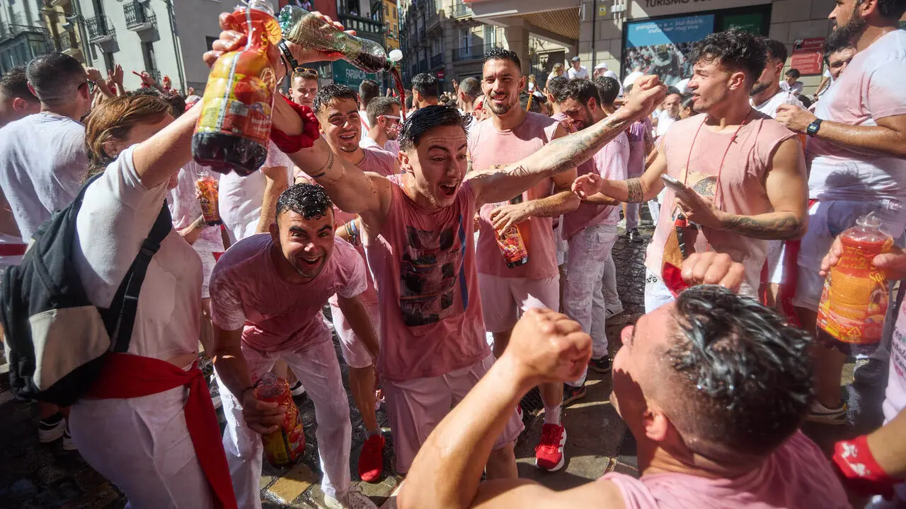 Miles de personas celebran el Chupinazo en la Plaza del Ayuntamiento de Pamplona, con el que se da inicio a las Fiestas de San Ferm&iacute;n 2026. I&Ntilde;IGO ALZUGARAY
