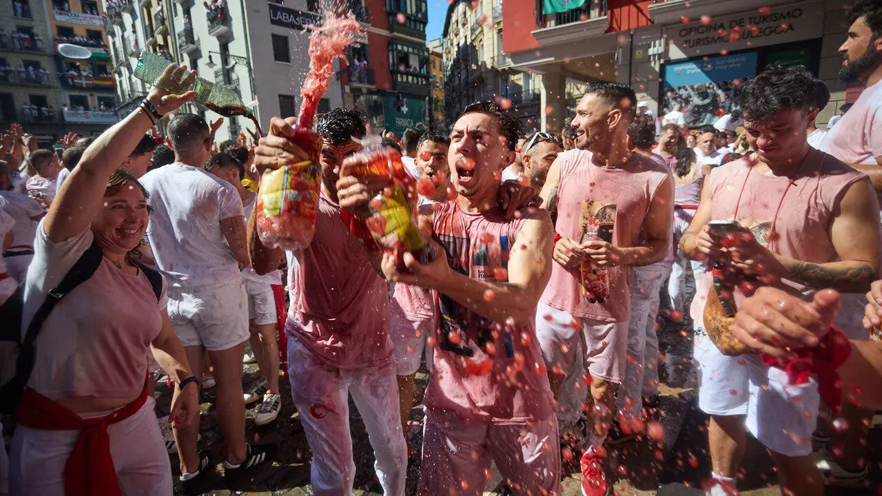 Miles de personas celebran el Chupinazo en la Plaza del Ayuntamiento de Pamplona, con el que se da inicio a las Fiestas de San Ferm&iacute;n 2026. I&Ntilde;IGO ALZUGARAY