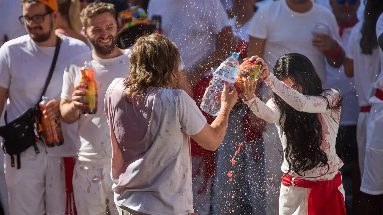 Miles de personas celebran el Chupinazo en la Plaza del Ayuntamiento de Pamplona, con el que se da inicio a las Fiestas de San Ferm&iacute;n 2026. I&Ntilde;IGO ALZUGARAY