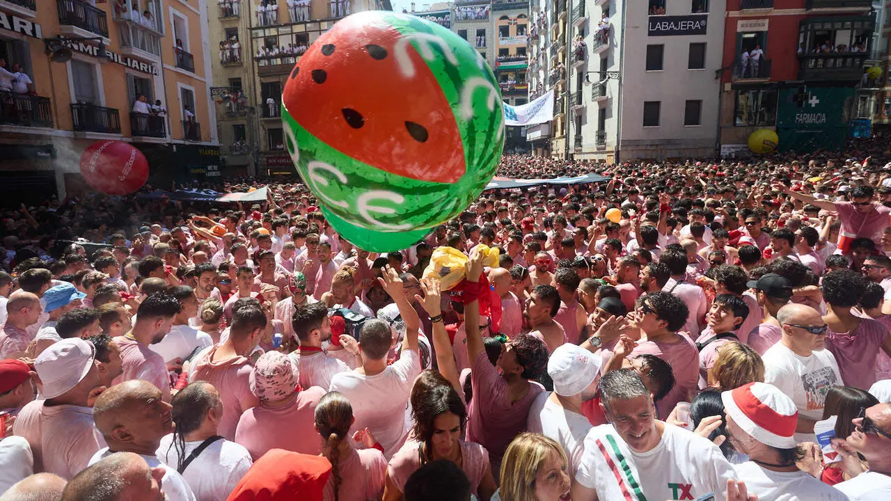 Miles de personas celebran el Chupinazo en la Plaza del Ayuntamiento de Pamplona, con el que se da inicio a las Fiestas de San Ferm&iacute;n 2026. I&Ntilde;IGO ALZUGARAY