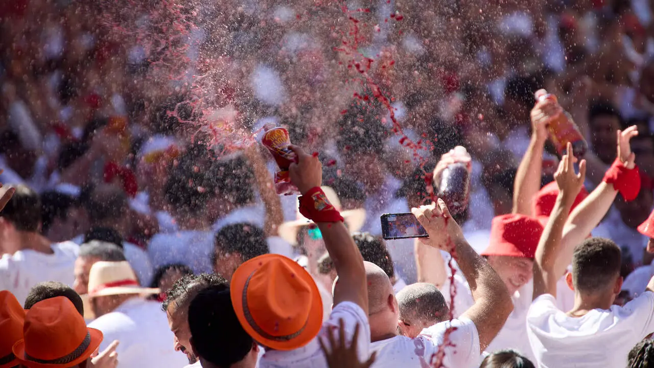 Miles de personas celebran el Chupinazo en la Plaza del Ayuntamiento de Pamplona, con el que se da inicio a las Fiestas de San Ferm&iacute;n 2026. I&Ntilde;IGO ALZUGARAY