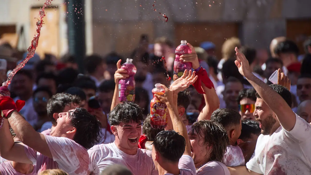Miles de personas celebran el Chupinazo en la Plaza del Ayuntamiento de Pamplona, con el que se da inicio a las Fiestas de San Ferm&iacute;n 2026. I&Ntilde;IGO ALZUGARAY