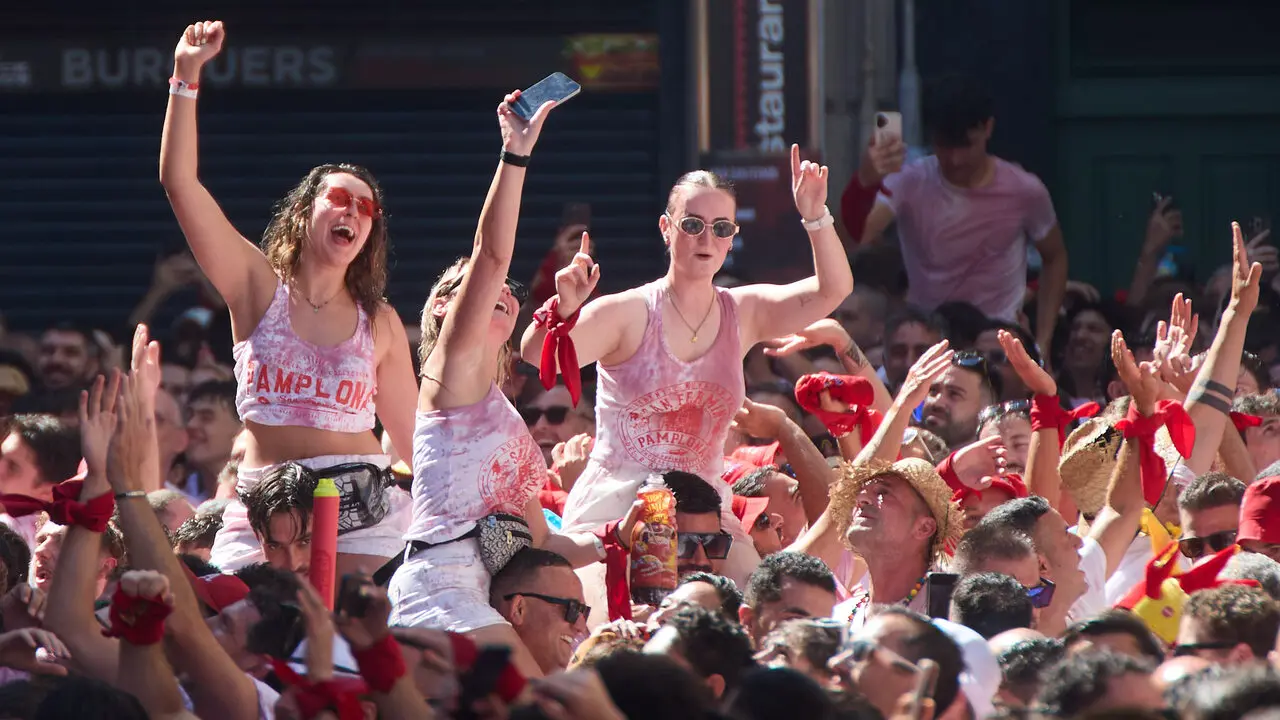 Miles de personas celebran el Chupinazo en la Plaza del Ayuntamiento de Pamplona, con el que se da inicio a las Fiestas de San Ferm&iacute;n 2026. I&Ntilde;IGO ALZUGARAY