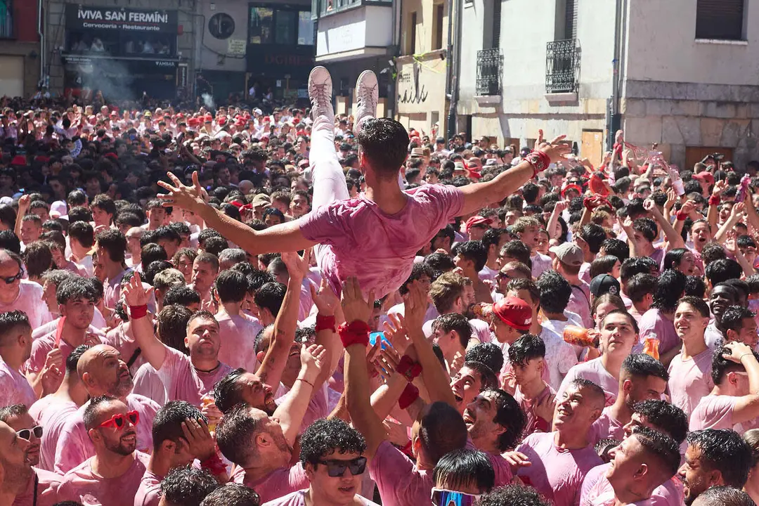 Miles de personas celebran el Chupinazo en la Plaza del Ayuntamiento de Pamplona, con el que se da inicio a las Fiestas de San Ferm&iacute;n 2026. I&Ntilde;IGO ALZUGARAY