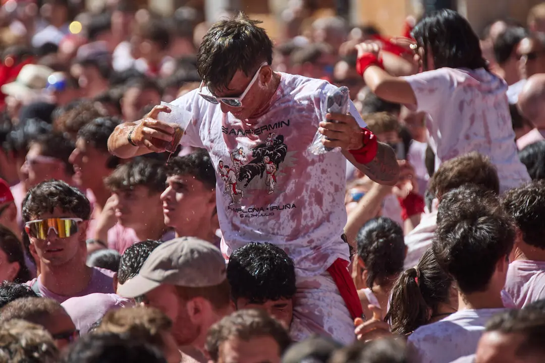 Miles de personas celebran el Chupinazo en la Plaza del Ayuntamiento de Pamplona, con el que se da inicio a las Fiestas de San Ferm&iacute;n 2026. I&Ntilde;IGO ALZUGARAY