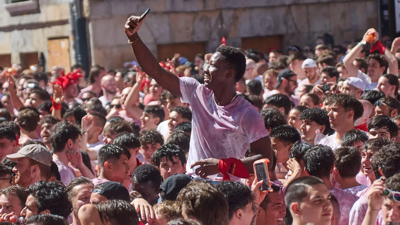 Miles de personas celebran el Chupinazo en la Plaza del Ayuntamiento de Pamplona, con el que se da inicio a las Fiestas de San Ferm&iacute;n 2026. I&Ntilde;IGO ALZUGARAY