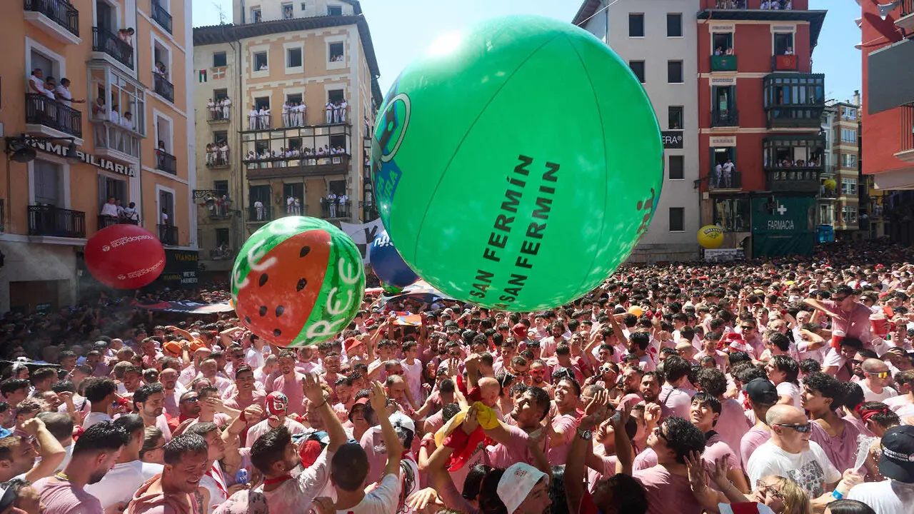 Miles de personas celebran el Chupinazo en la Plaza del Ayuntamiento de Pamplona, con el que se da inicio a las Fiestas de San Ferm&iacute;n 2026. I&Ntilde;IGO ALZUGARAY