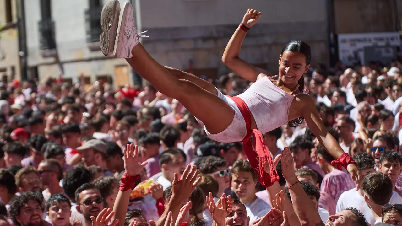Miles de personas celebran el Chupinazo en la Plaza del Ayuntamiento de Pamplona, con el que se da inicio a las Fiestas de San Ferm&iacute;n 2026. I&Ntilde;IGO ALZUGARAY