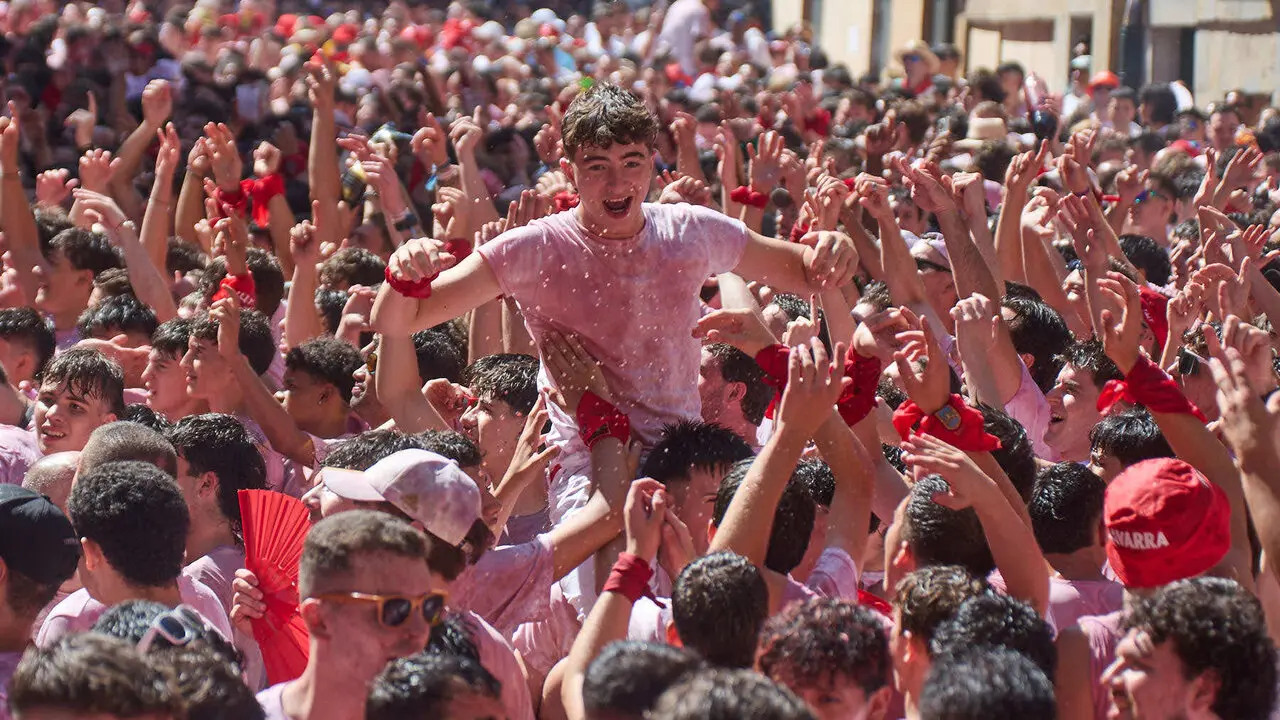 Miles de personas celebran el Chupinazo en la Plaza del Ayuntamiento de Pamplona, con el que se da inicio a las Fiestas de San Ferm&iacute;n 2026. I&Ntilde;IGO ALZUGARAY