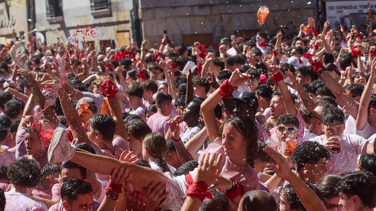 Miles de personas celebran el Chupinazo en la Plaza del Ayuntamiento de Pamplona, con el que se da inicio a las Fiestas de San Ferm&iacute;n 2026. I&Ntilde;IGO ALZUGARAY