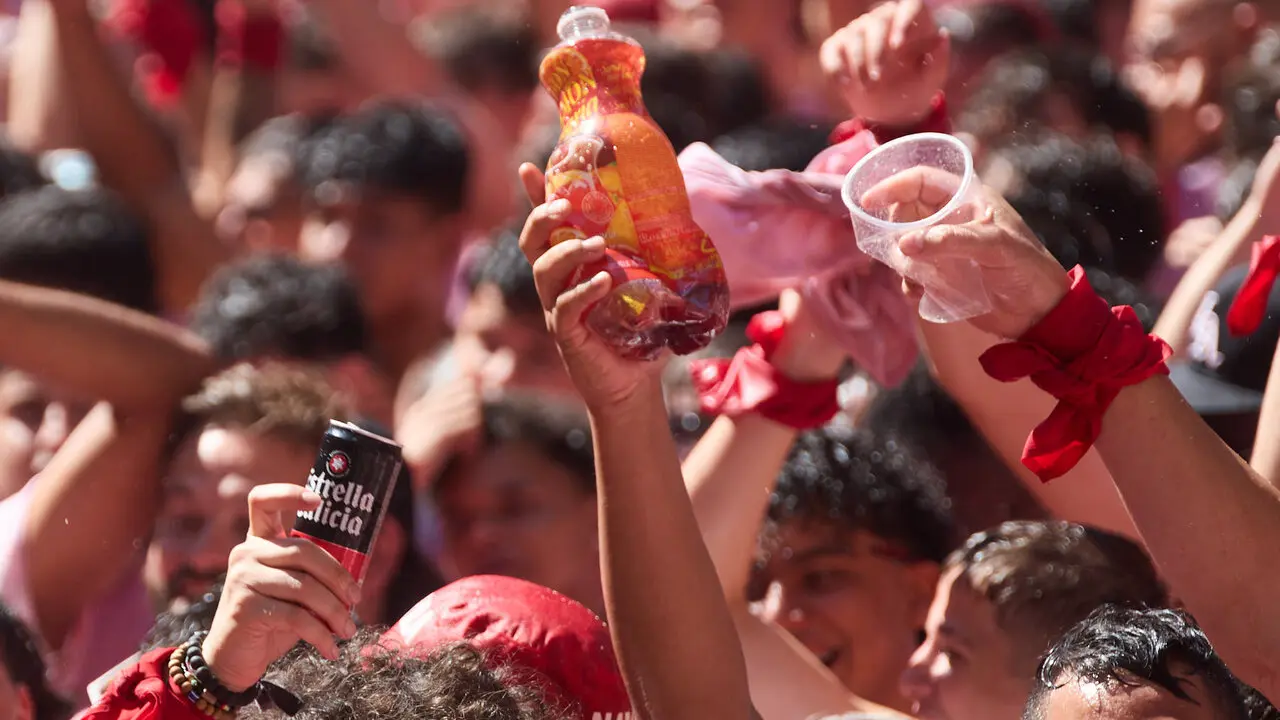 Miles de personas celebran el Chupinazo en la Plaza del Ayuntamiento de Pamplona, con el que se da inicio a las Fiestas de San Ferm&iacute;n 2026. I&Ntilde;IGO ALZUGARAY
