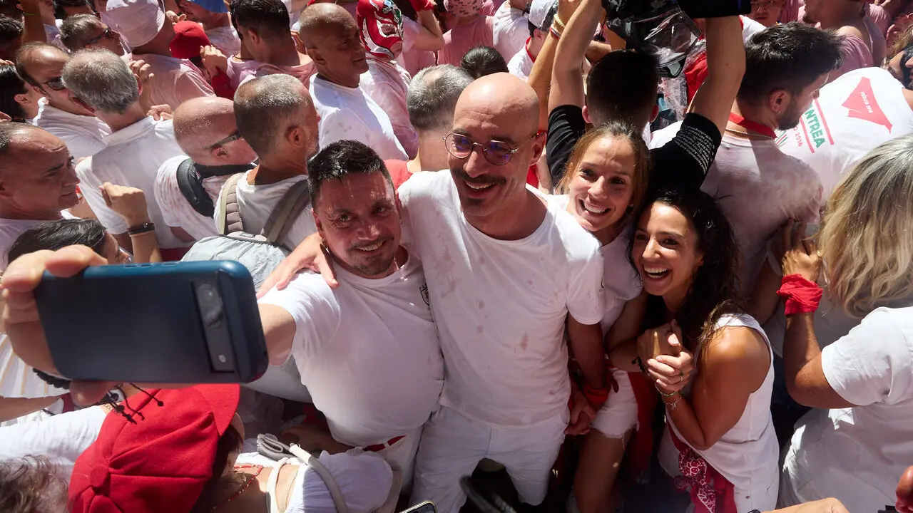 Miles de personas celebran el Chupinazo en la Plaza del Ayuntamiento de Pamplona, con el que se da inicio a las Fiestas de San Ferm&iacute;n 2026. I&Ntilde;IGO ALZUGARAY
