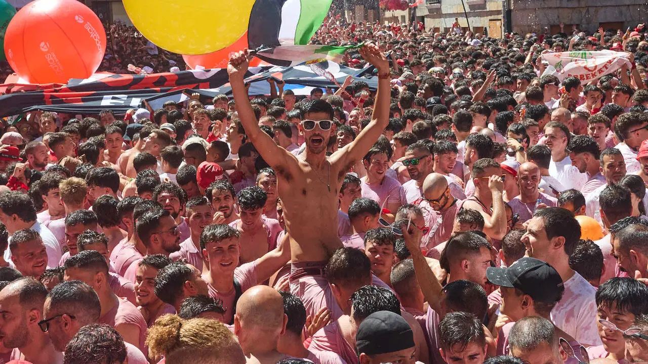 Miles de personas celebran el Chupinazo en la Plaza del Ayuntamiento de Pamplona, con el que se da inicio a las Fiestas de San Ferm&iacute;n 2026. I&Ntilde;IGO ALZUGARAY