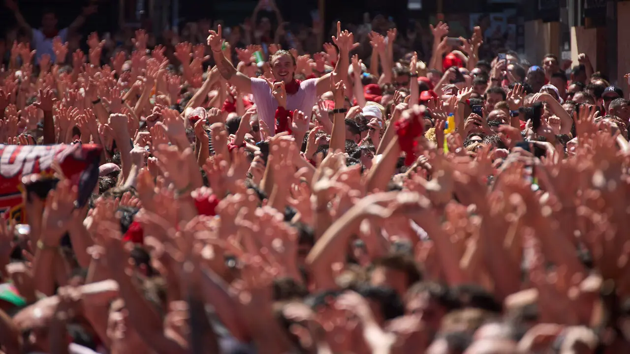 Miles de personas celebran el Chupinazo en la Plaza del Ayuntamiento de Pamplona, con el que se da inicio a las Fiestas de San Ferm&iacute;n 2026. I&Ntilde;IGO ALZUGARAY