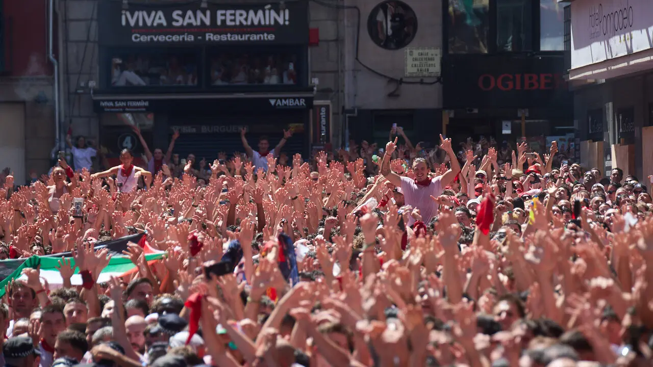 Miles de personas celebran el Chupinazo en la Plaza del Ayuntamiento de Pamplona, con el que se da inicio a las Fiestas de San Ferm&iacute;n 2026. I&Ntilde;IGO ALZUGARAY
