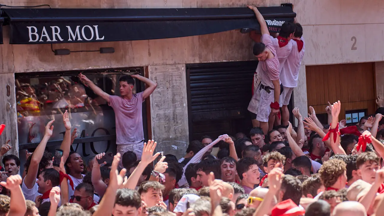 Miles de personas celebran el Chupinazo en la Plaza del Ayuntamiento de Pamplona, con el que se da inicio a las Fiestas de San Ferm&iacute;n 2026. I&Ntilde;IGO ALZUGARAY